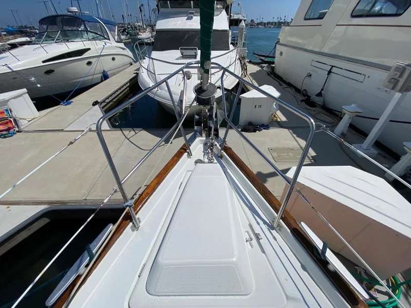 Slide: The Image of Bow view of 2003 Beneteau 423 sailboat docked at marina. - 7