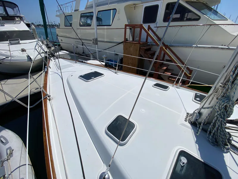 Slide: The Image of 2003 Beneteau 423 sailboat deck view at marina, surrounded by other boats. - 9