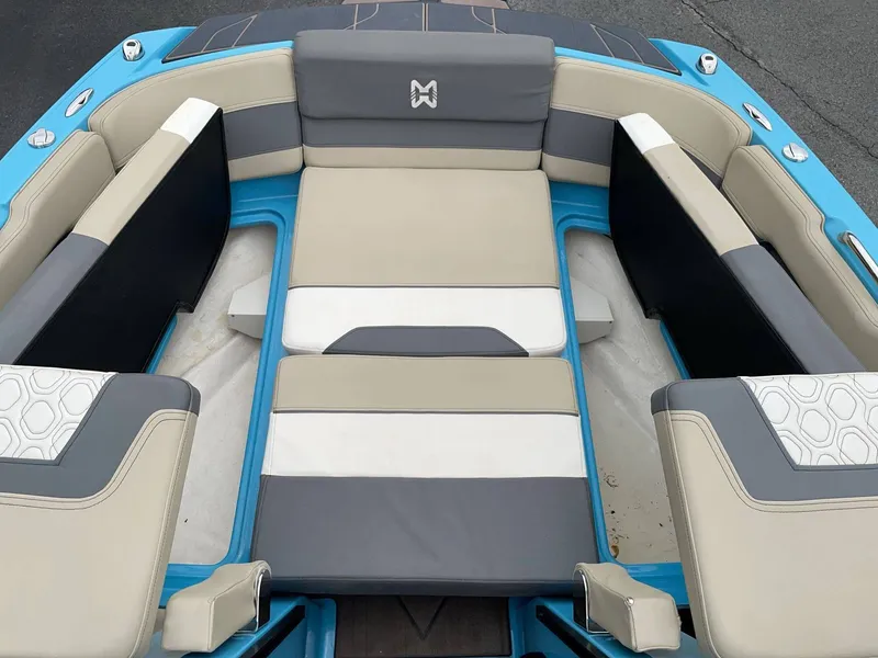 Slide: The Image of Interior of 2022 HEYDAY WAKE BOATS H22 with gray and beige seating. - 41