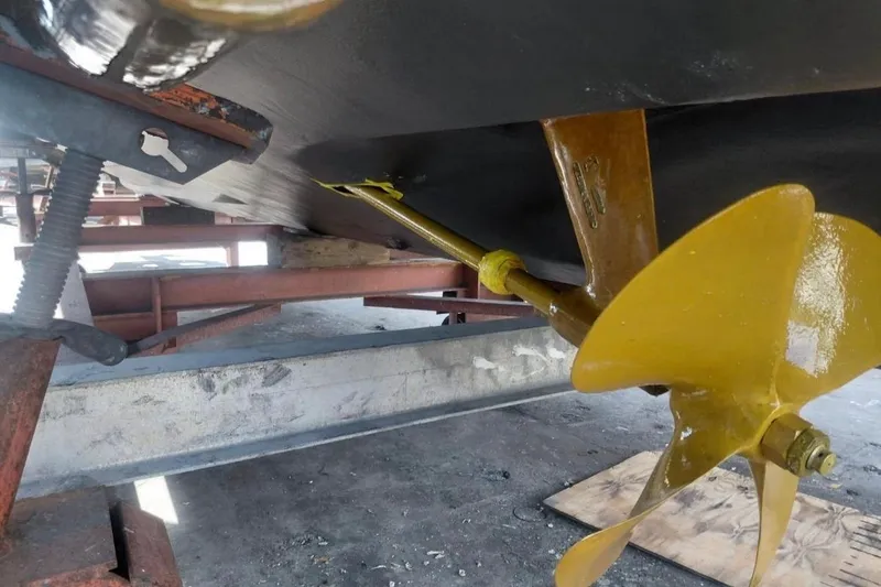 Slide: The Image of Propeller and shaft of 2008 Sea Ray 380 Sundancer on dry dock. - 8