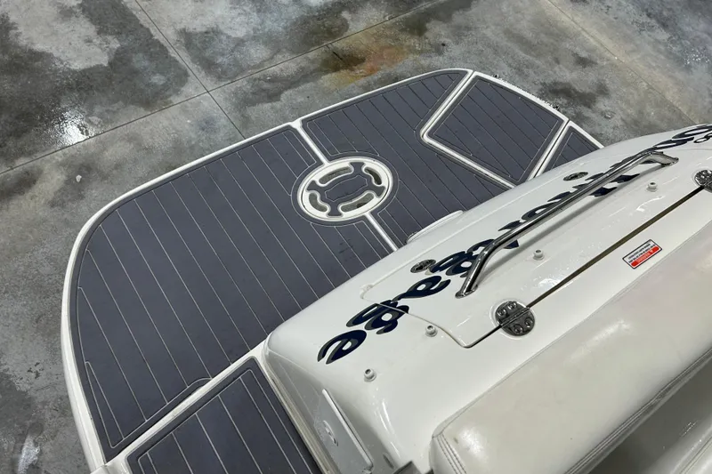 Slide: The Image of Stern platform of a 2004 Sea Ray Sundancer 280 yacht. - 4