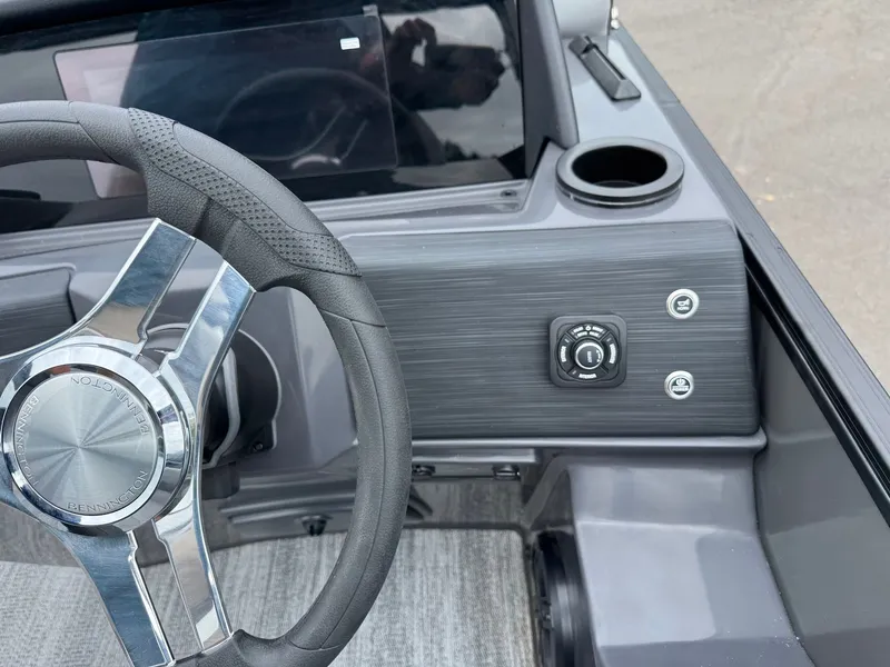 Slide: The Image of Steering wheel and dashboard of Bennington 23SSR SPS LTD TRI 2026. - 31
