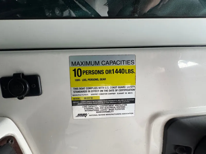 Slide: The Image of Boat capacity label for 10 persons or 1440 lbs, model SD187. - 10