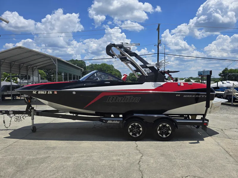 Slide: The Image of Malibu Wakesetter 21 MLX 2019 - 2
