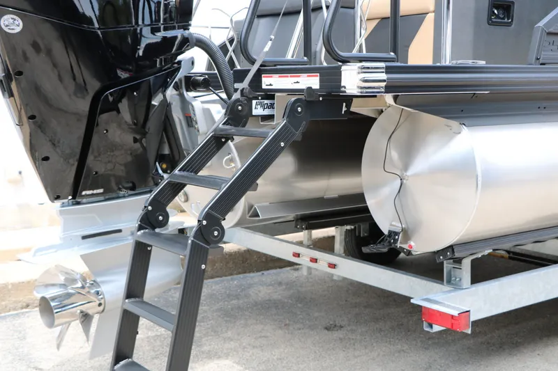 Slide: The Image of Evotti 725 CS Arch Tri Toon 2026 with ladder and motor. - 13