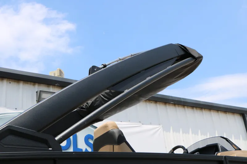 Slide: The Image of Evotti 725 CS Arch Tri Toon 2026 with sleek design. - 19