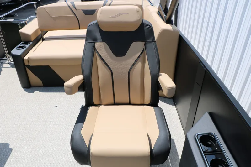 Slide: The Image of Luxurious seating in Evotti 725 CS Arch Tri Toon 2026 boat. - 39