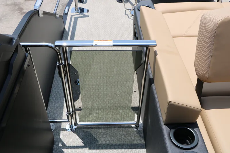 Slide: The Image of Evotti 725 CS Arch Tri Toon 2026, interior view with seating area. - 41