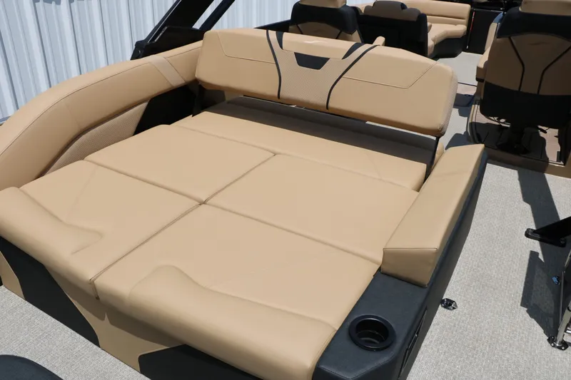 Slide: The Image of Luxurious lounge area on Evotti 725 CS Arch Tri Toon 2026. - 44