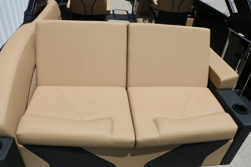 Slide: The Image of Beige leather seat on Evotti 725 CS Arch Tri Toon 2026. - 49