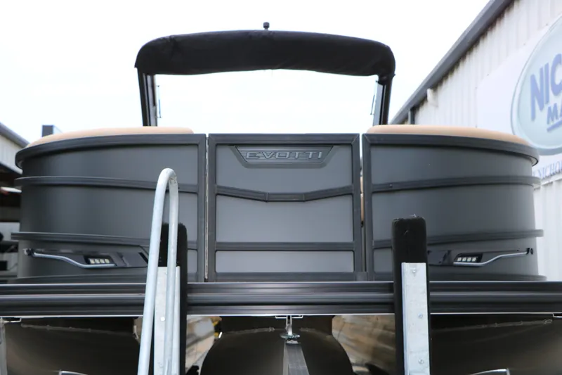 Slide: The Image of Evotti 725 CS Arch Tri Toon 2026 on a trailer. - 7