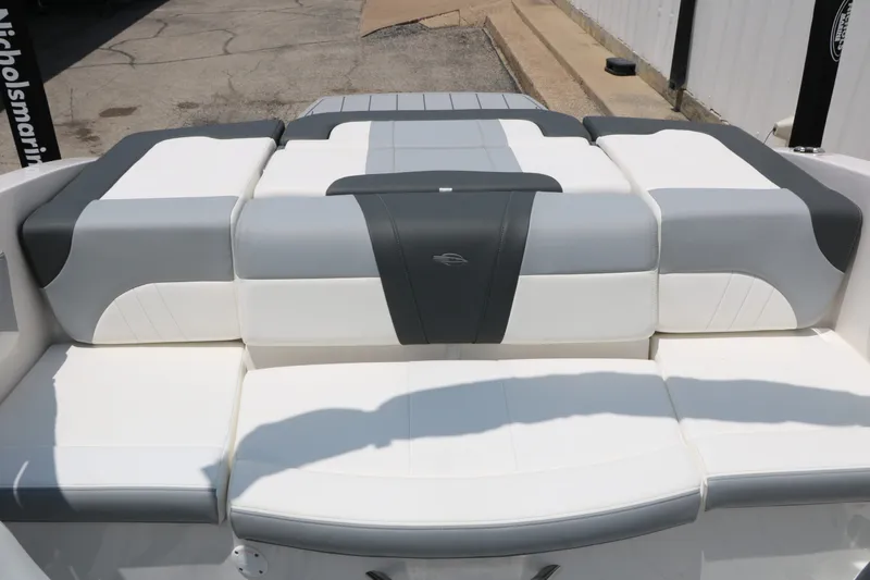 Slide: The Image of Chaparral 21 SSi 2026 boat seating in white and gray. - 28