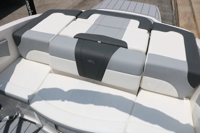 Slide: The Image of Chaparral 21 SSi 2026 boat upholstery in white and gray. - 31