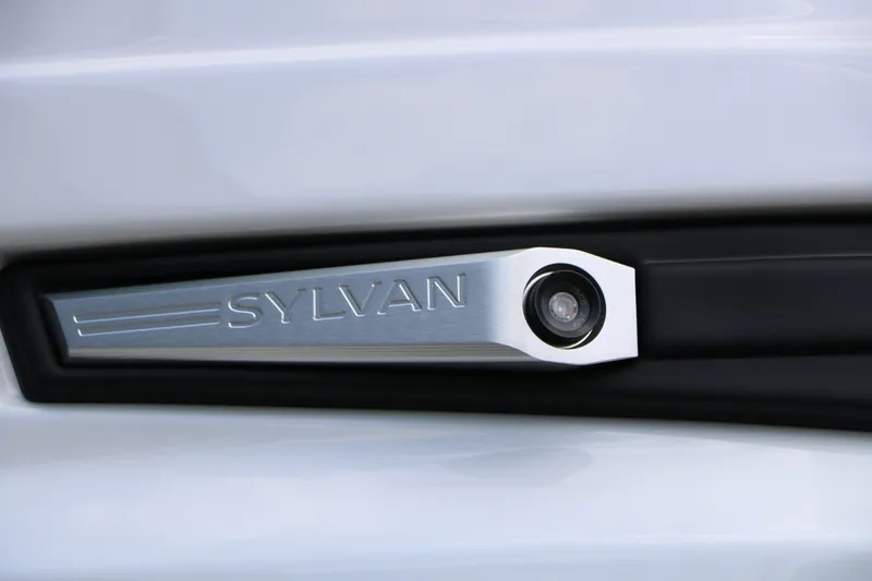 Slide: The Image of Sylvan L3 DLZ Bar Platinum Edition 2026 camera detail view. - 17