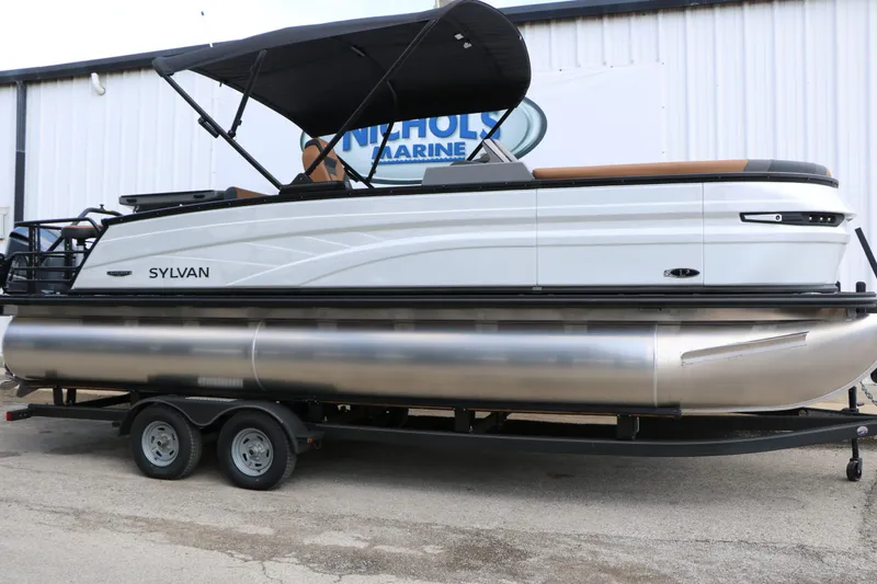 Slide: The Image of Sylvan L3 DLZ Bar Platinum Edition Tri Toon 2026 on trailer. - 3