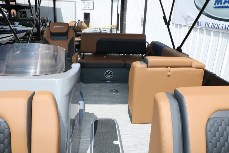 Slide: The Image of Interior of Sylvan L3 DLZ Bar Platinum Edition Tri Toon 2026. - 41
