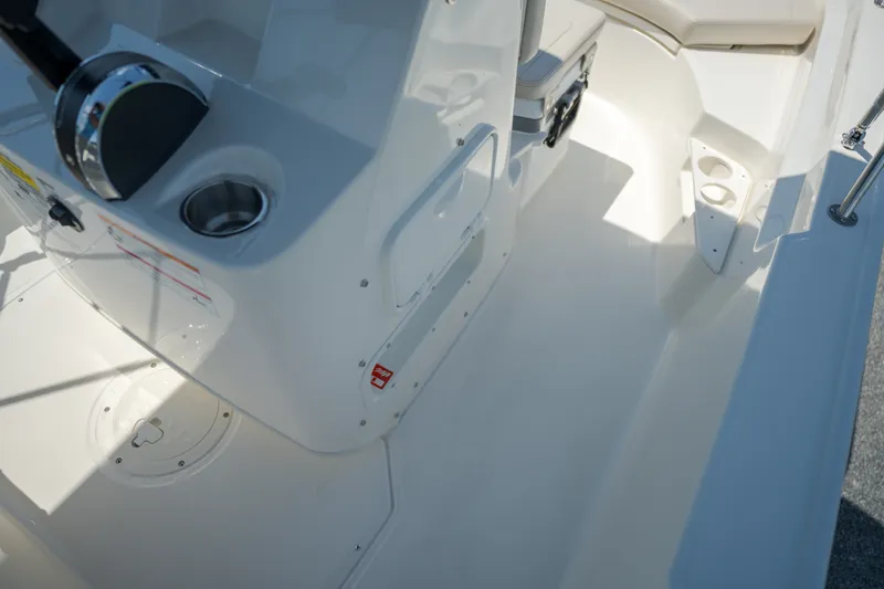 Slide: The Image of Boston Whaler 170 Montauk 2027 - 13