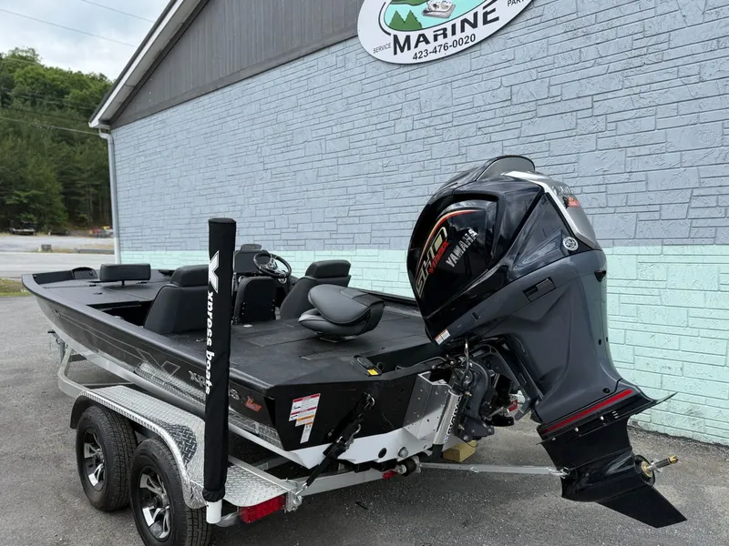 Slide: The Image of Xpress X19 Pro 2026 boat with Yamaha outboard motor. - 7