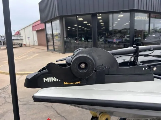 Slide: The Image of 2022 Tracker Pro Team 190 TX with Minn Kota Maxxum motor. - 9