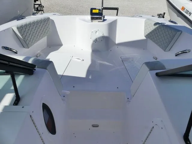 Slide: The Image of Twin Vee 240 GFX DUAL CONSOLE 2026 - 15