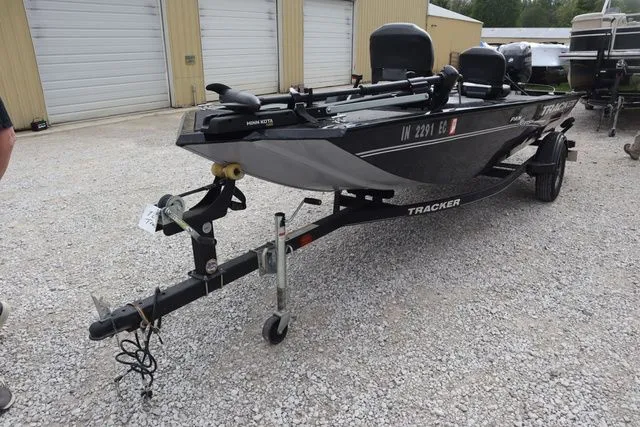 Slide: The Image of Tracker Panfish 16 2019 - 14