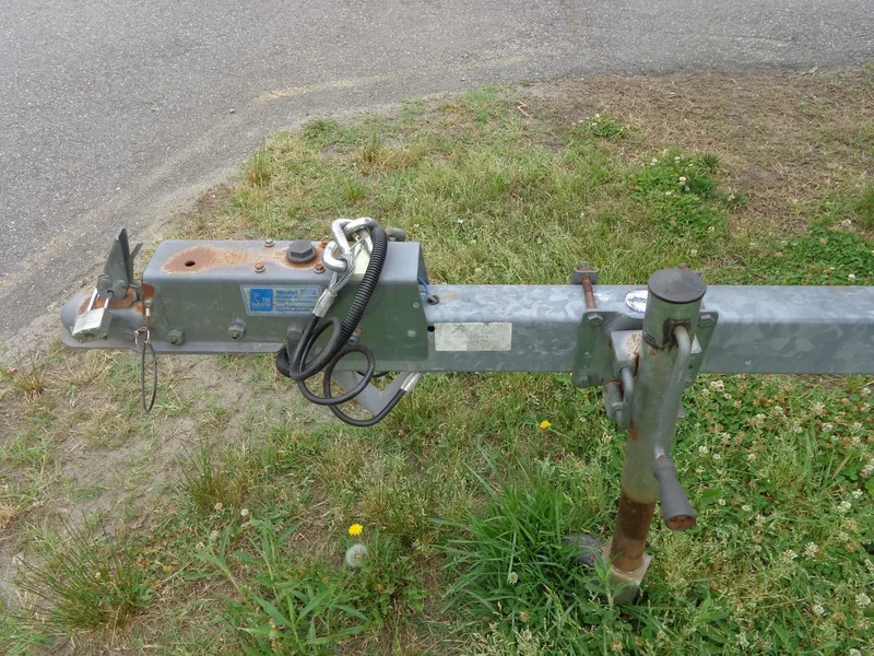 Slide: The Image of Trailer hitch on grass, Sea Ray Express Cruiser 1999. - 44