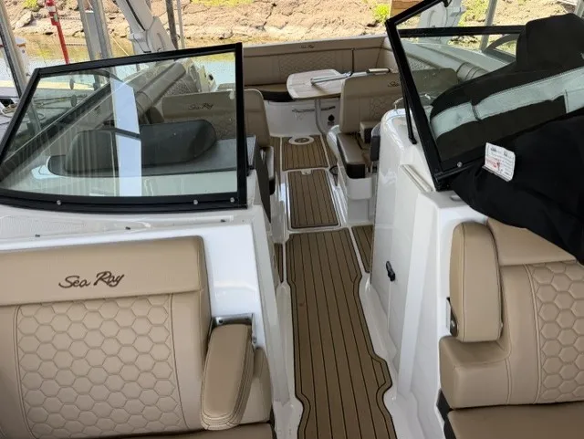 Slide: The Image of Sea Ray 270 SDX 2024 - 15