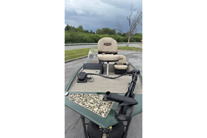 The Image of 2026 Tracker Bass Tracker Classic Limited boat with beige seats and trolling motor. - 0