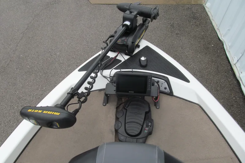 Slide: The Image of 2007 Nitro NX 750 SC boat with Minn Kota trolling motor and Garmin fishfinder. - 8