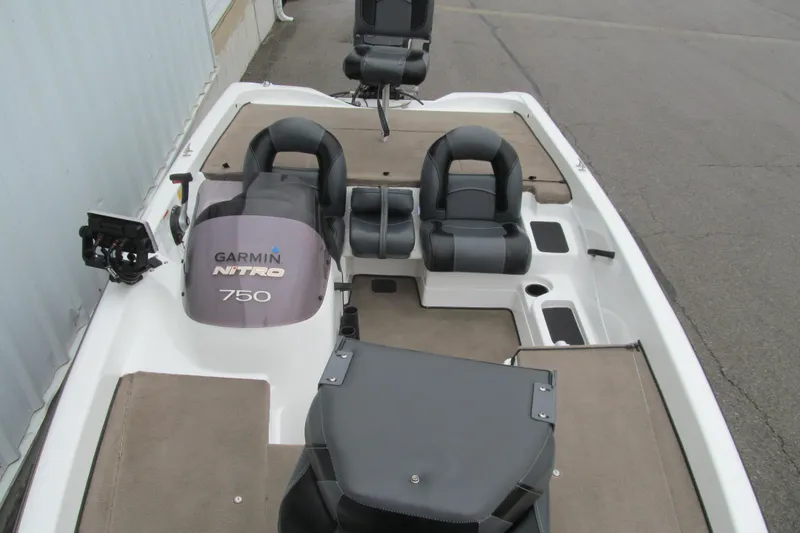 Slide: The Image of 2007 Nitro NX 750 SC boat interior with Garmin equipment and seating. - 9