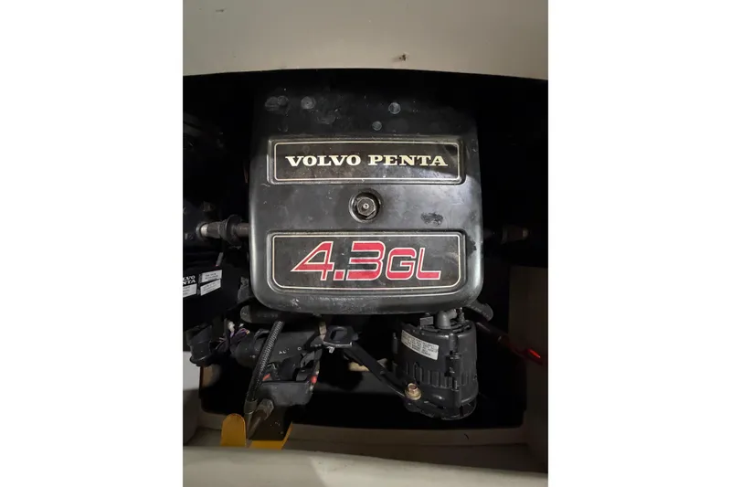 Slide: The Image of Volvo Penta 4.3GL engine in 1999 Four Winns 180 Horizon boat. - 16