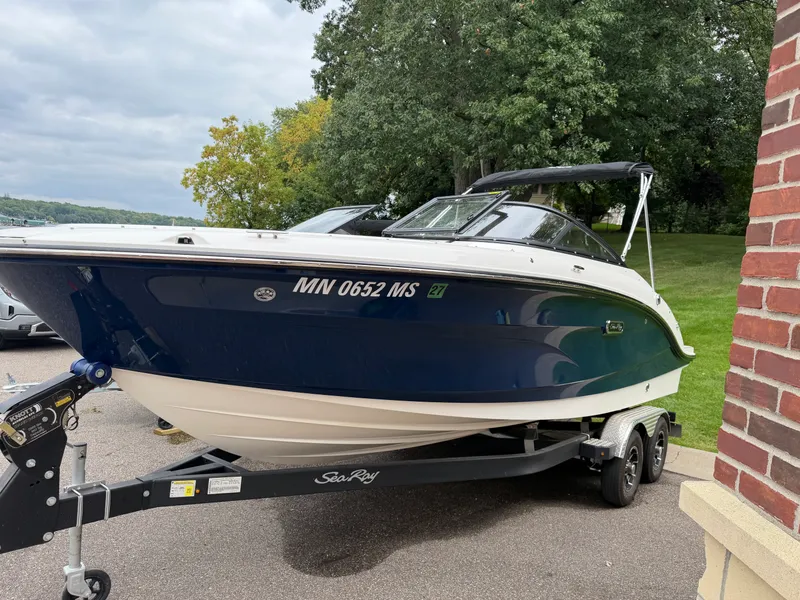 Slide: The Image of Sea Ray 21 SPX 2025 - 1