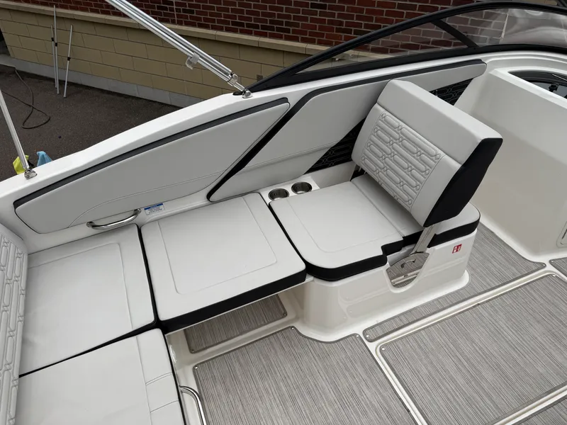 Slide: The Image of Sea Ray 21 SPX 2025 - 11