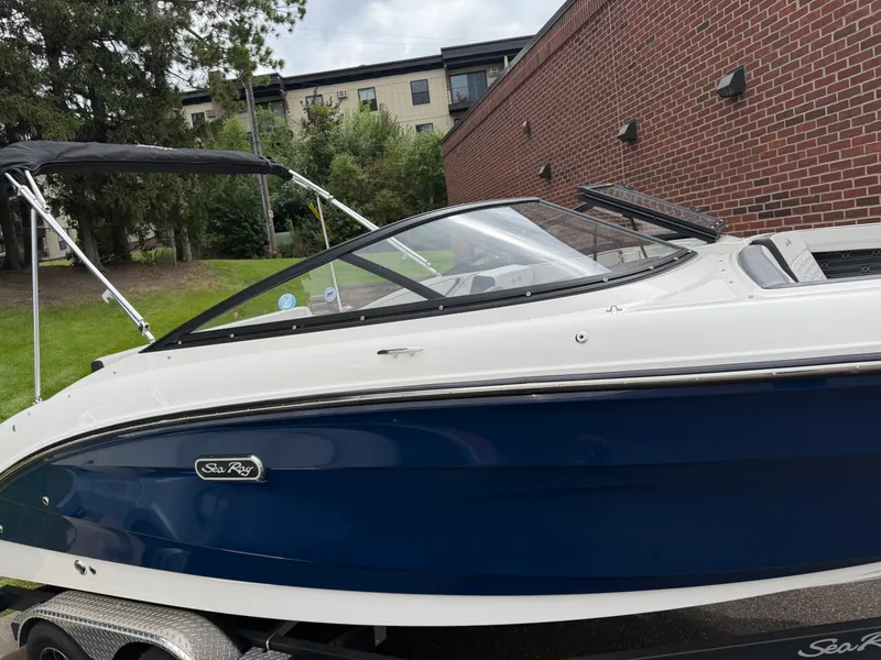 Slide: The Image of Sea Ray 21 SPX 2025 - 3