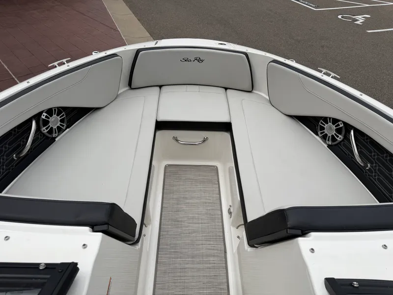 Slide: The Image of Sea Ray 21 SPX 2025 - 16