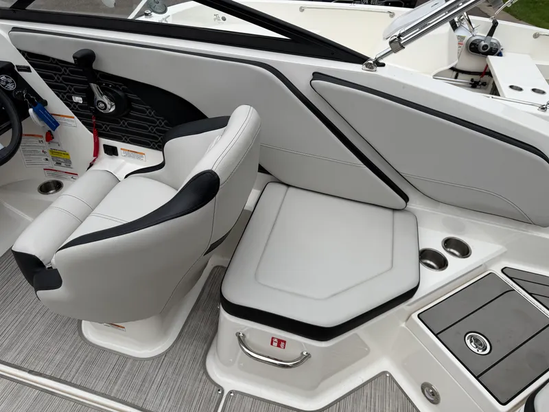 Slide: The Image of Sea Ray 21 SPX 2025 - 12