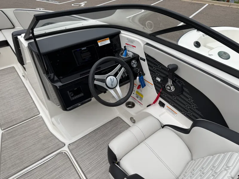 Slide: The Image of Sea Ray 21 SPX 2025 - 14
