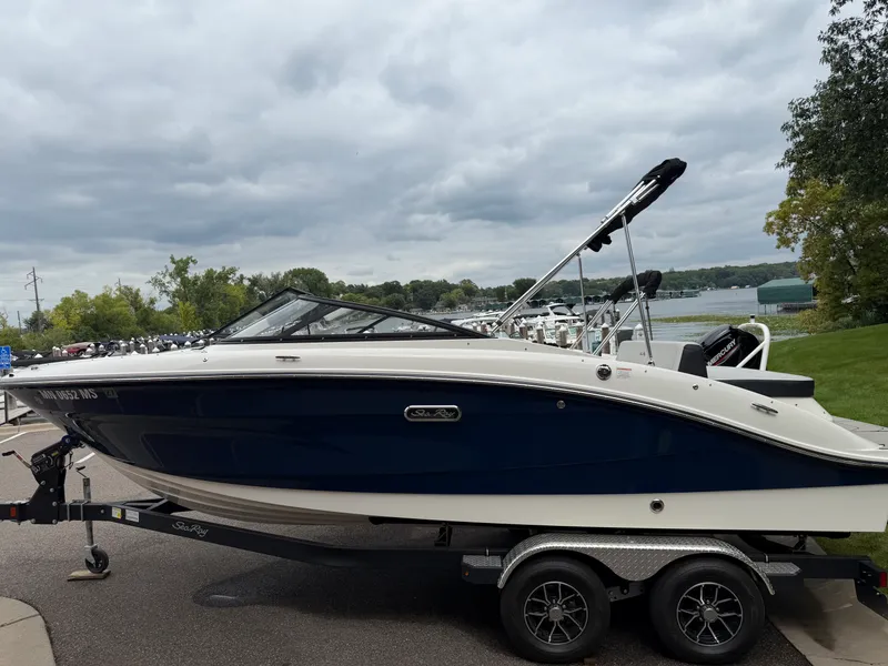 Slide: The Image of Sea Ray 21 SPX 2025 - 2