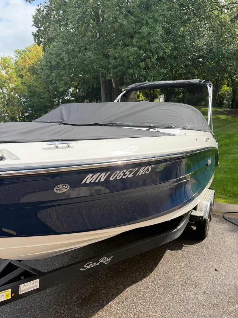 Slide: The Image of Sea Ray 21 SPX 2025 - 4