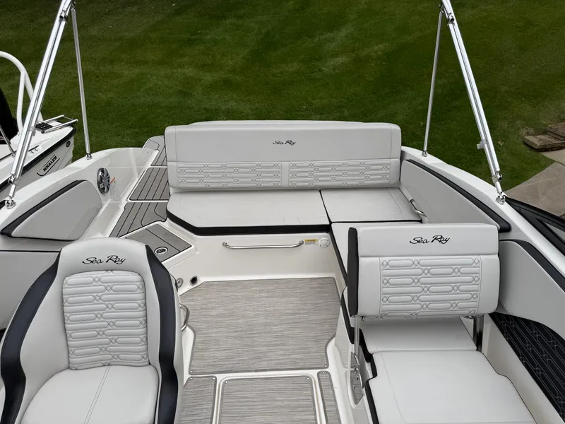 Slide: The Image of Sea Ray 21 SPX 2025 - 13