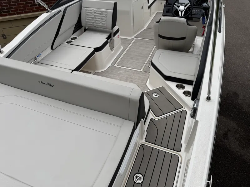 Slide: The Image of Sea Ray 21 SPX 2025 - 9