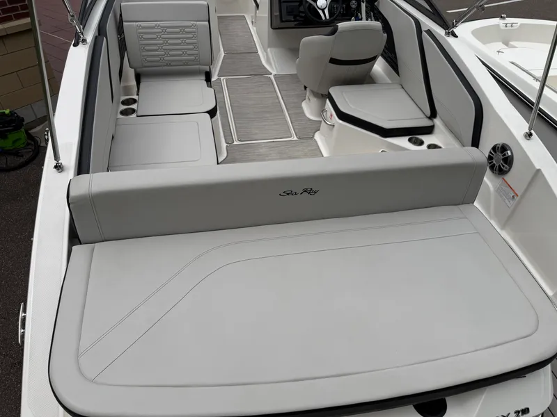Slide: The Image of Sea Ray 21 SPX 2025 - 8