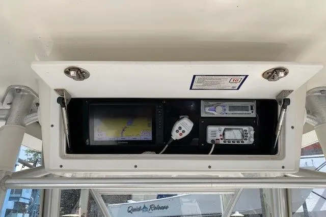 Slide: The Image of 2006 Regulator 24 Classic boat dashboard with navigation and communication equipment. - 36