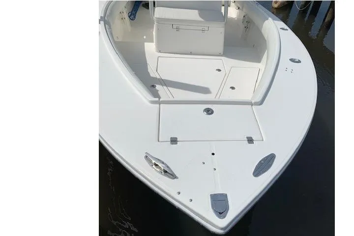 Slide: The Image of 2006 Regulator 24 Classic boat, white deck, spacious seating, sleek design. - 71