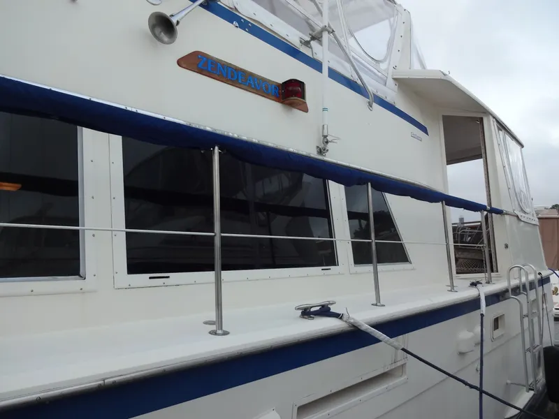 Slide: The Image of 1987 Hatteras 43 Yacht with blue stripe and nameplate. - 6