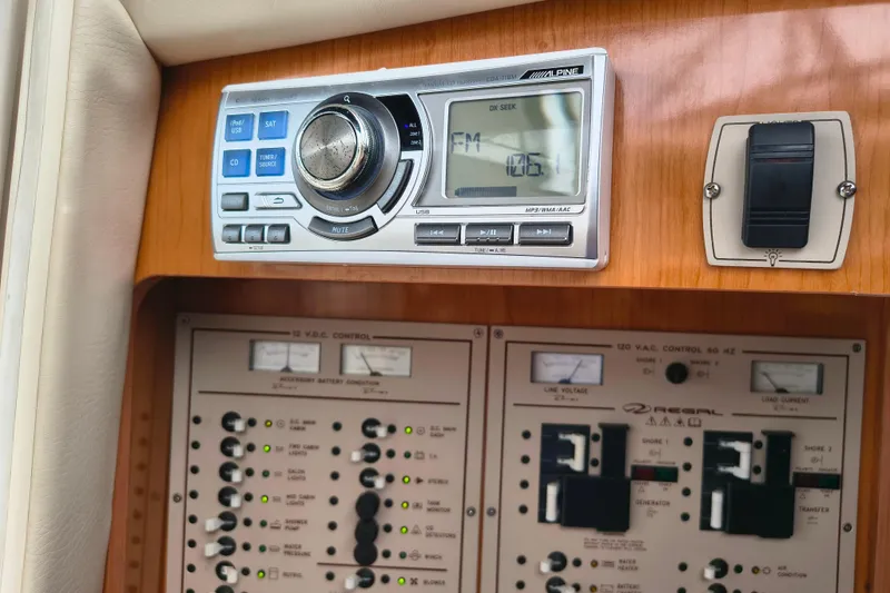 Slide: The Image of Regal Commodore 3260 control panel with radio, year 2001. - 21