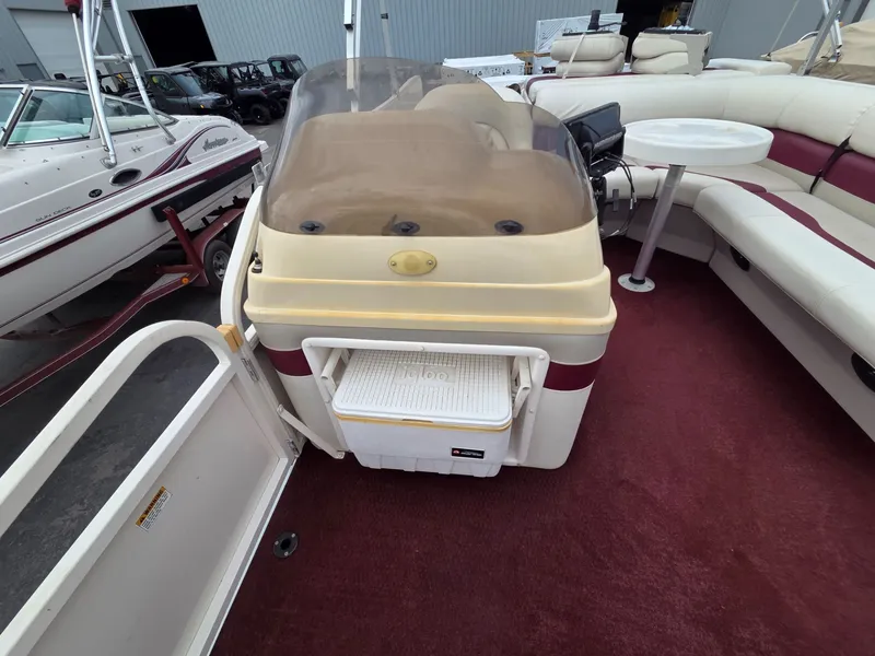 Slide: The Image of Interior of a 2005 Starcraft STR20 boat with red carpet. - 12