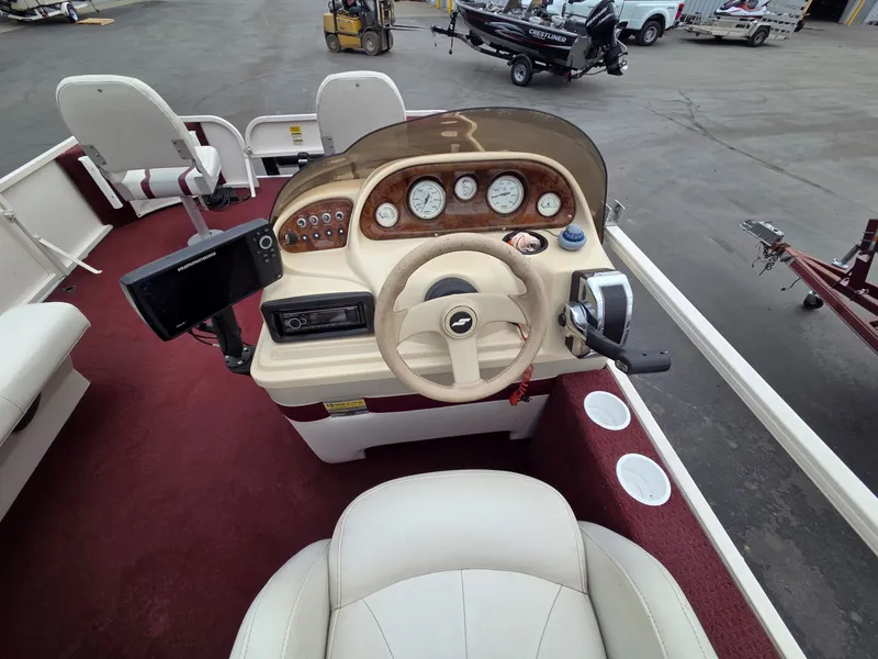 Slide: The Image of 2005 Starcraft STR20 boat helm with instruments and controls. - 14