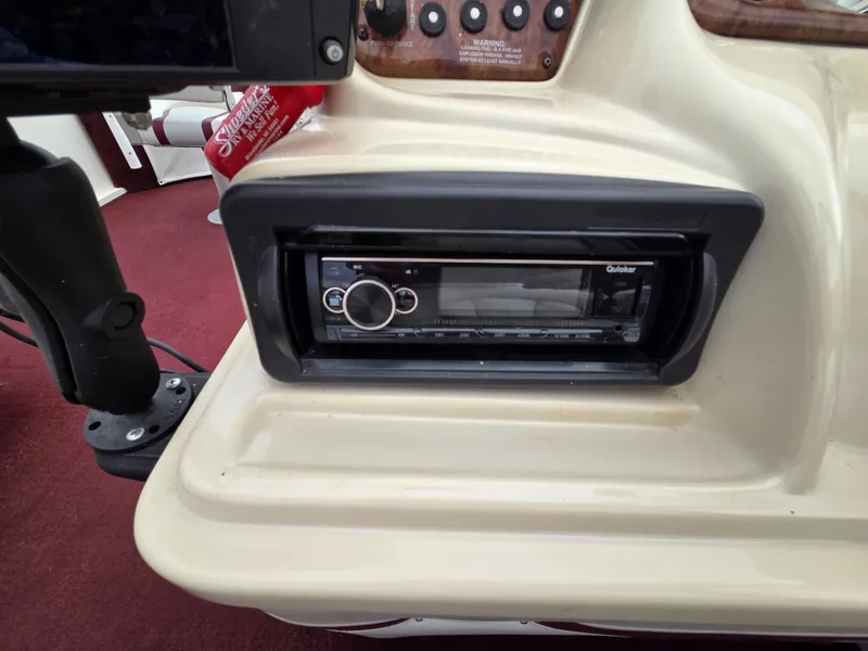 Slide: The Image of 2005 Starcraft STR20 boat console with Quicksilver stereo system. - 15