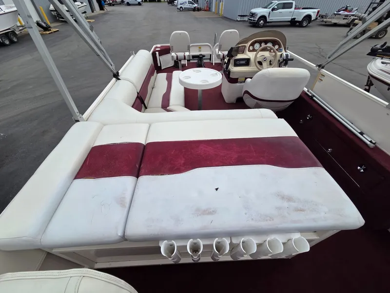 Slide: The Image of Interior of a 2005 Starcraft STR20 boat with red and white seating. - 22